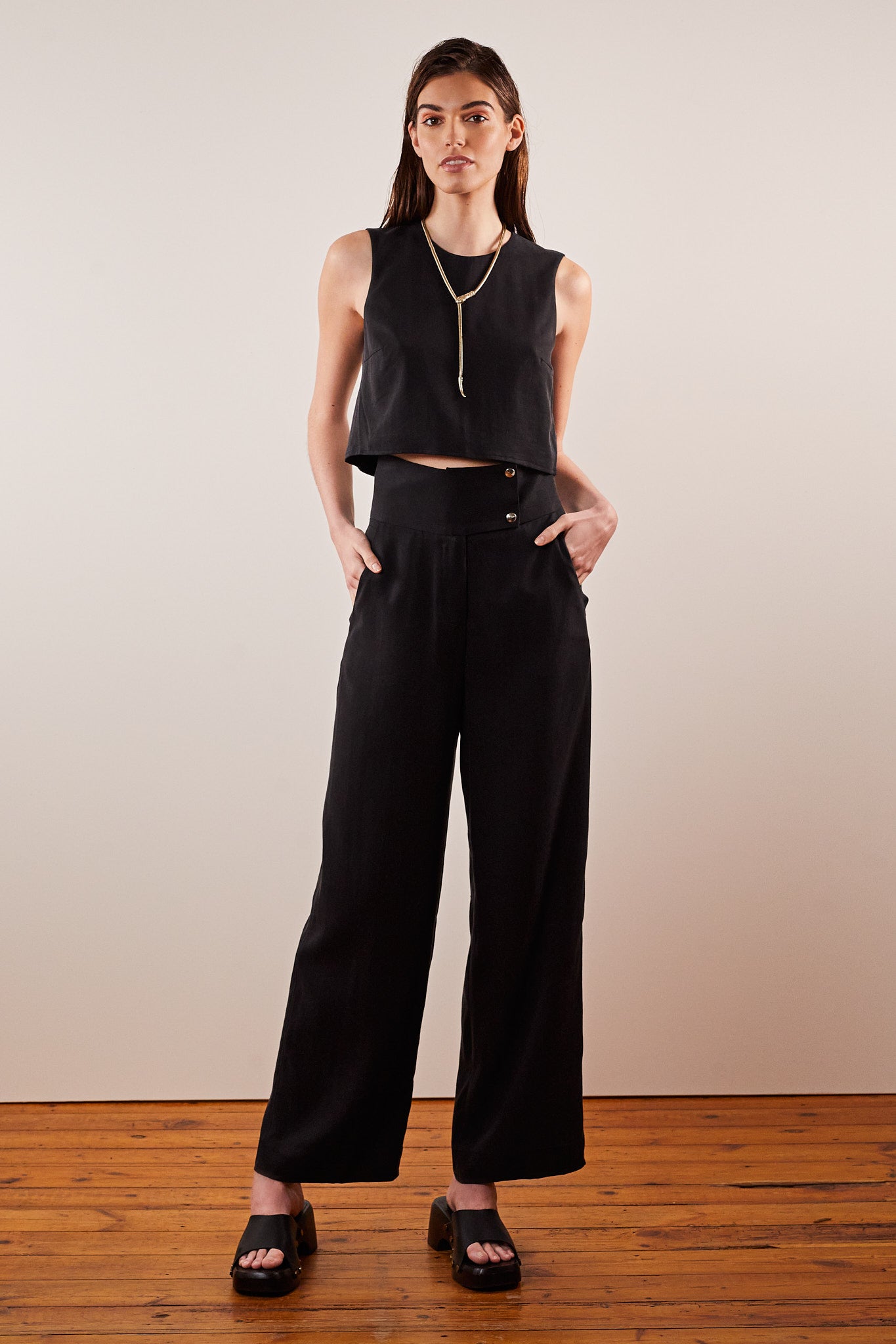 Taillenhose mit Croptop in schwarz