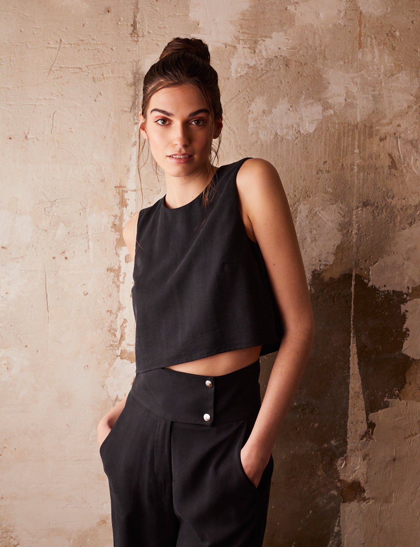 Taillenhose mit Croptop in schwarz