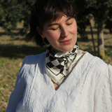 Halstuch Seide schwarz beige gebunden