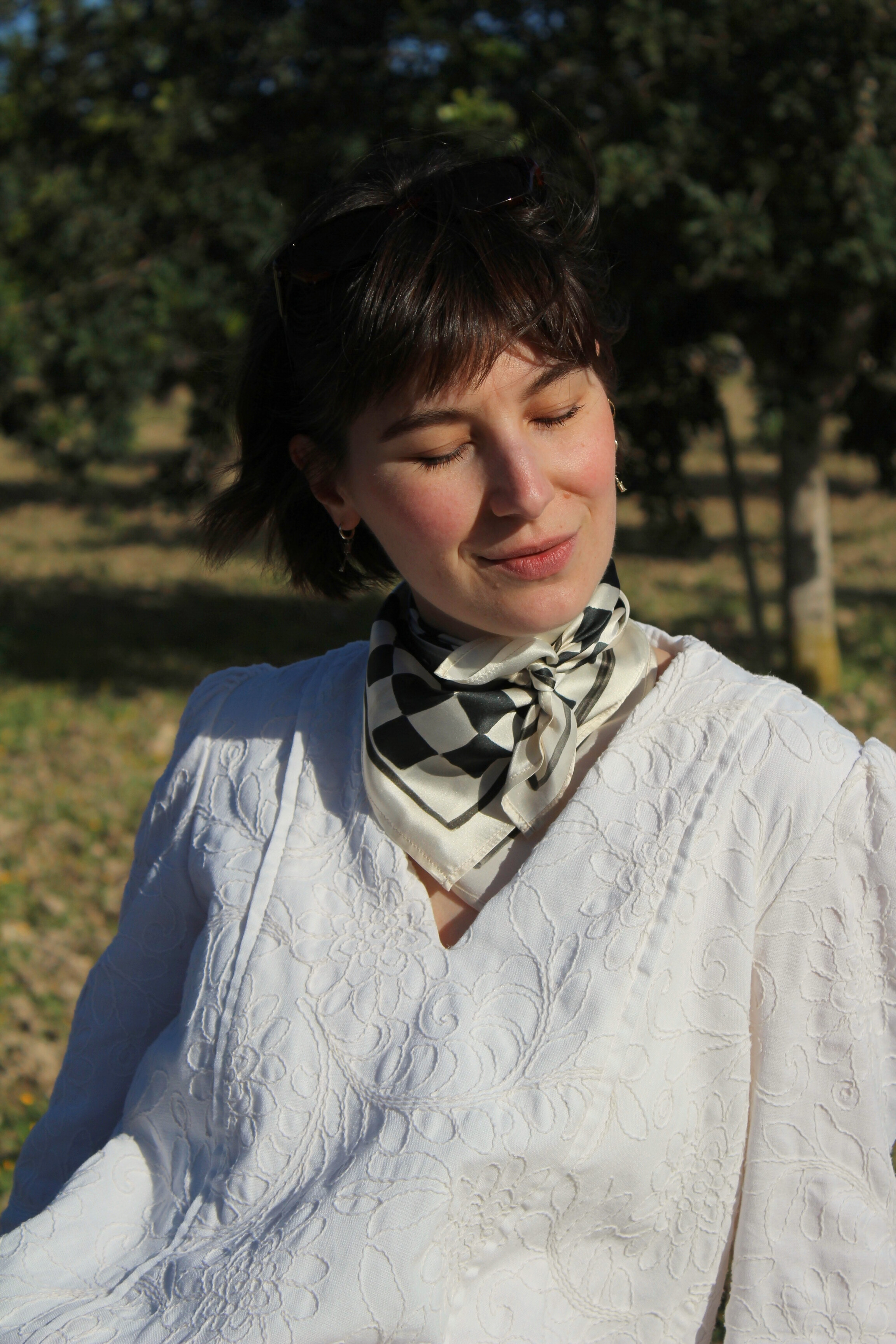 Halstuch Seide schwarz beige gebunden