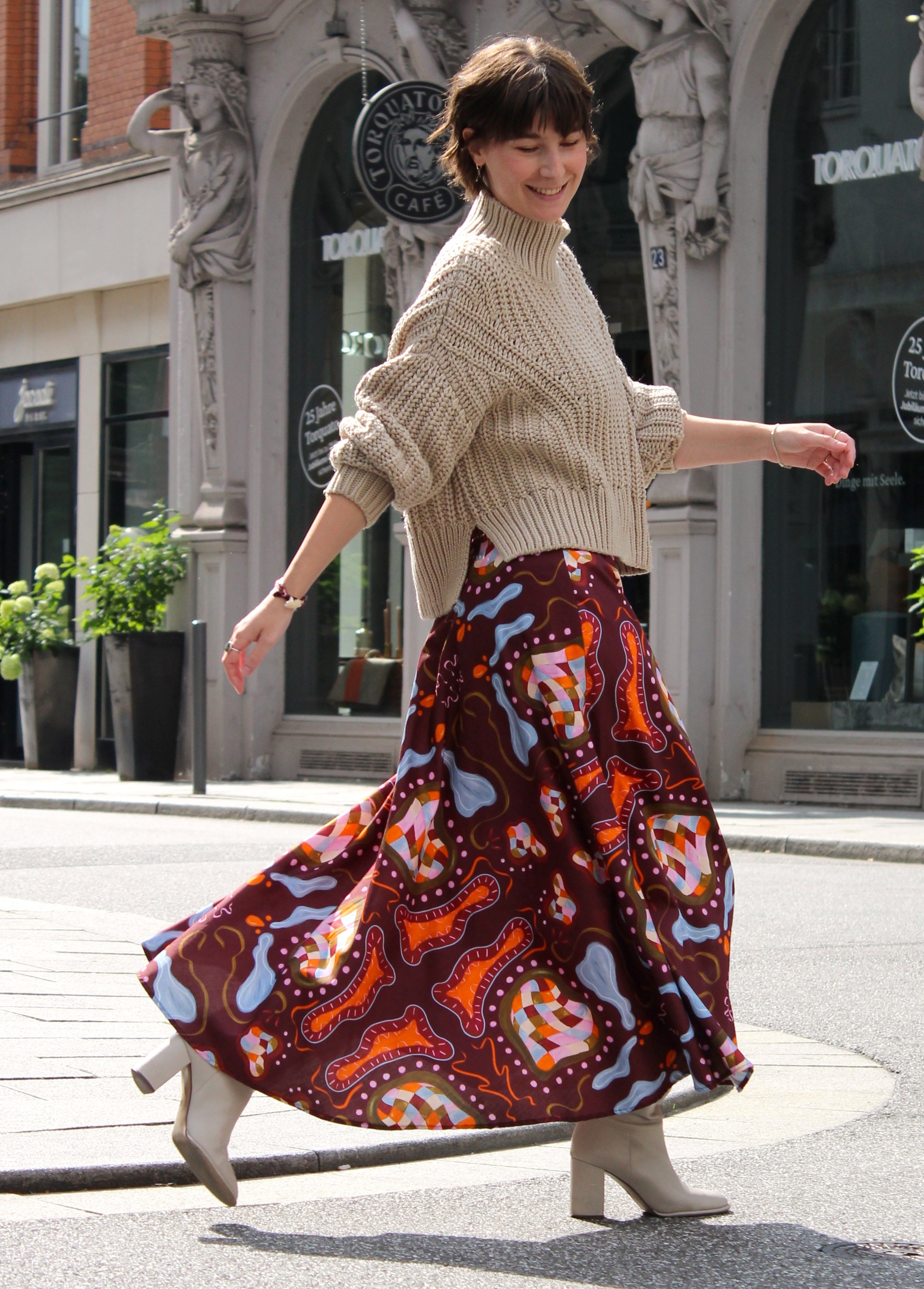 Maxirock in dunkelrot mit Muster von Alina Klemm