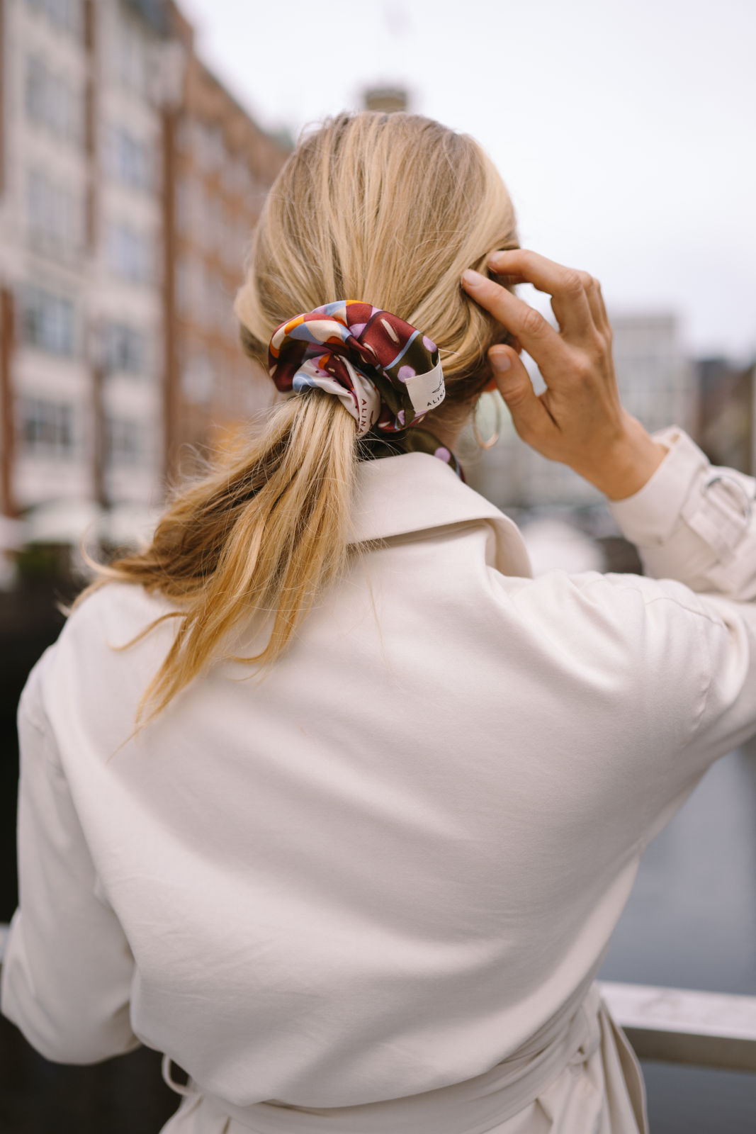 Scrunchie aus Seide in bunt kariertem Muster