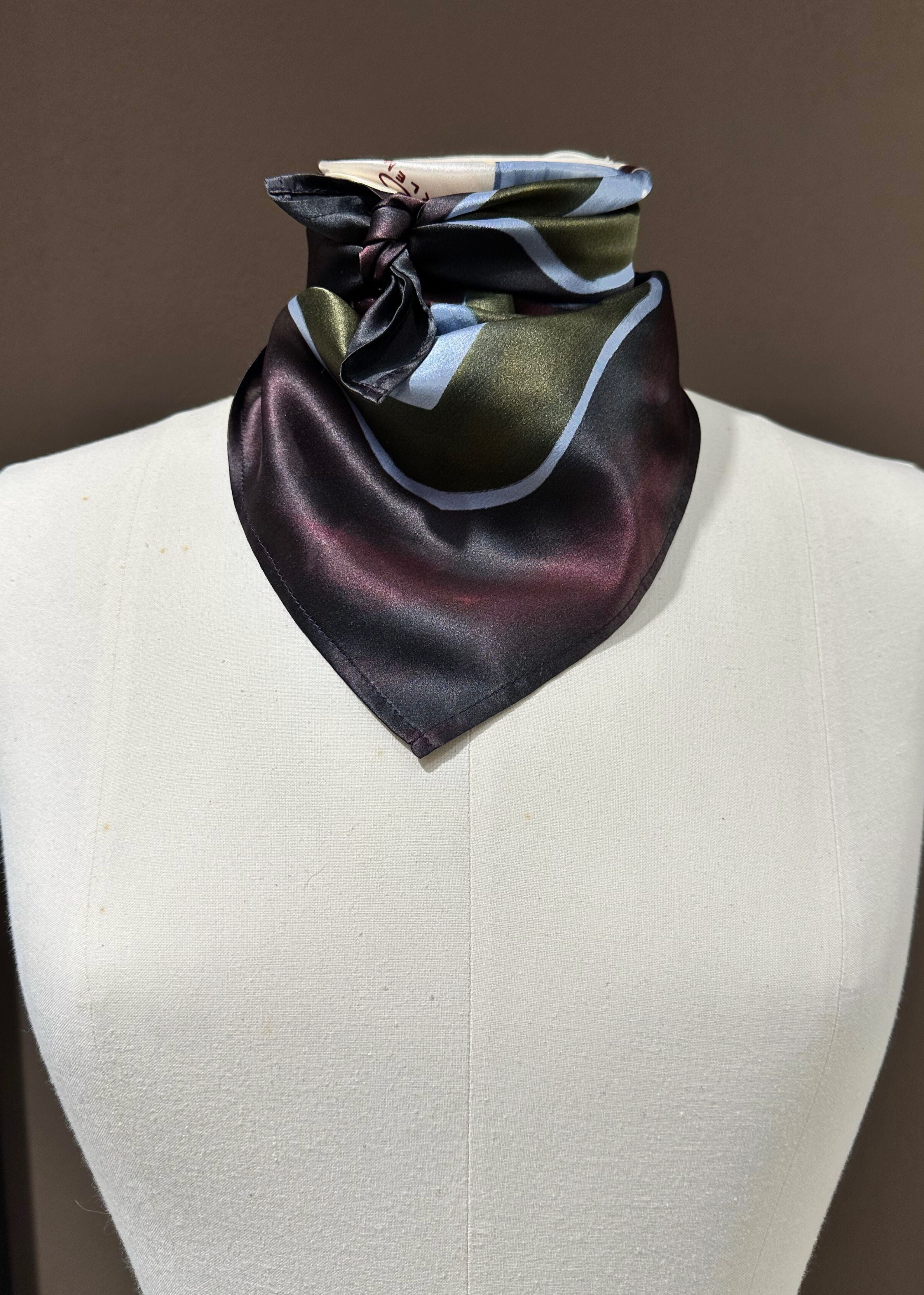 Seiden Tücher Tragevariante dunkelrot braun blau gemustert