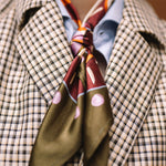 Seidentuch oliv dunkelrot kariert Detail Herbst Outfit