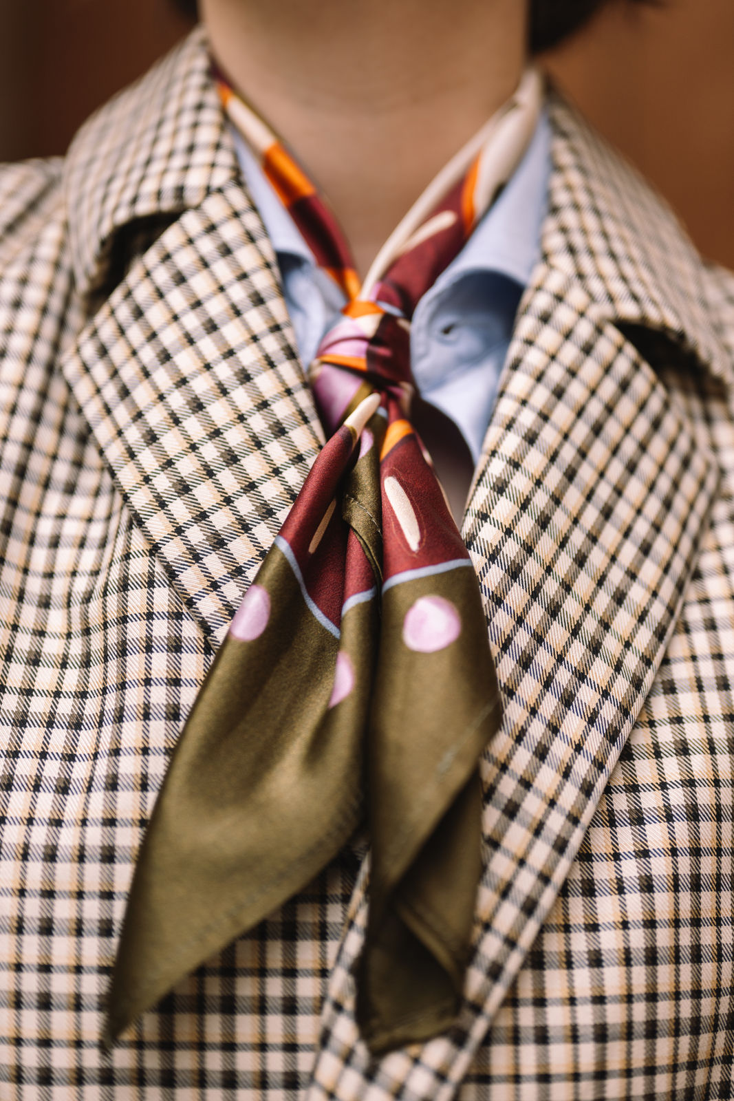 Seidentuch oliv dunkelrot kariert Detail Herbst Outfit