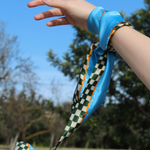 Seidenband Tragevariante Arm blau gruen gemustert