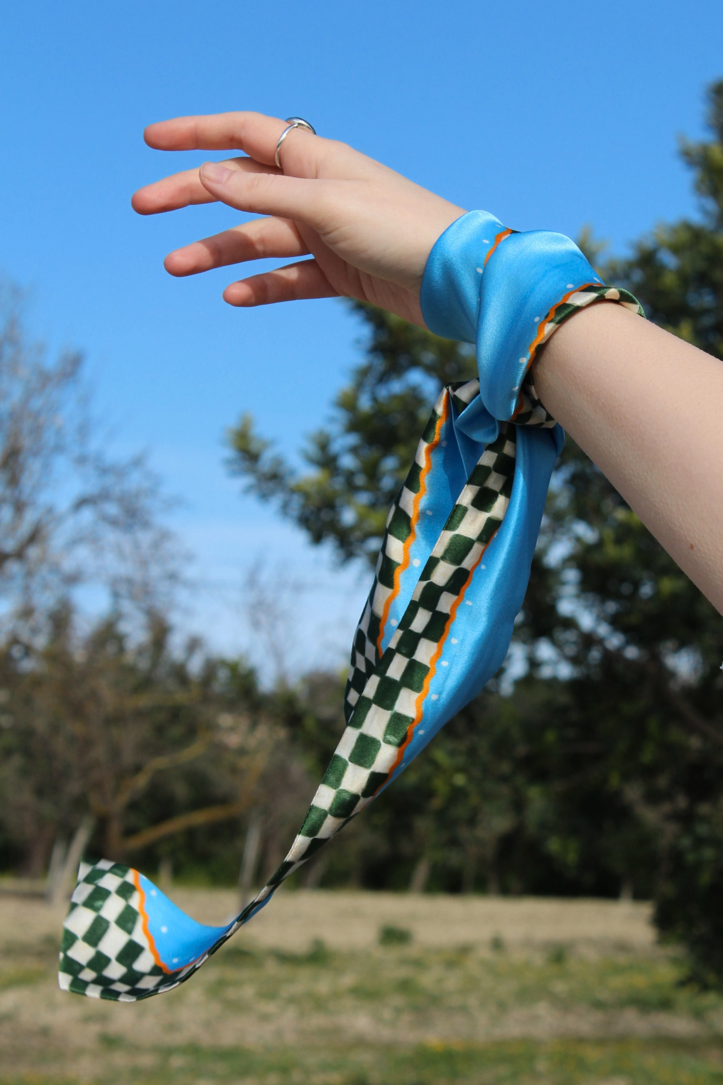 Seidenband Tragevariante Arm blau gruen gemustert