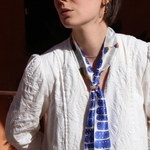 Seidenschal blau gemustert geknotet