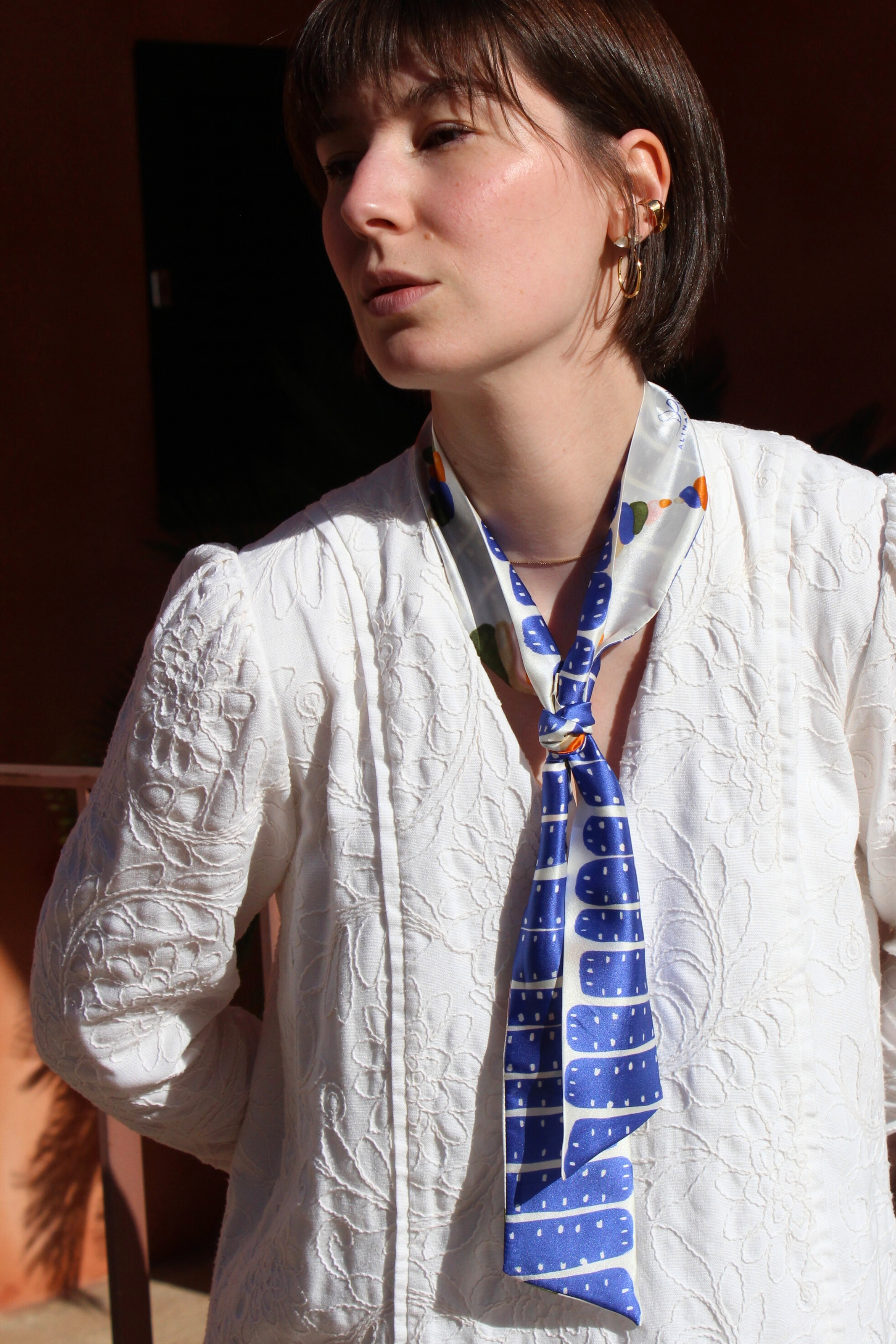 Seidenschal blau gemustert geknotet