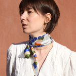 Seidenschal gewickelt blau Muster