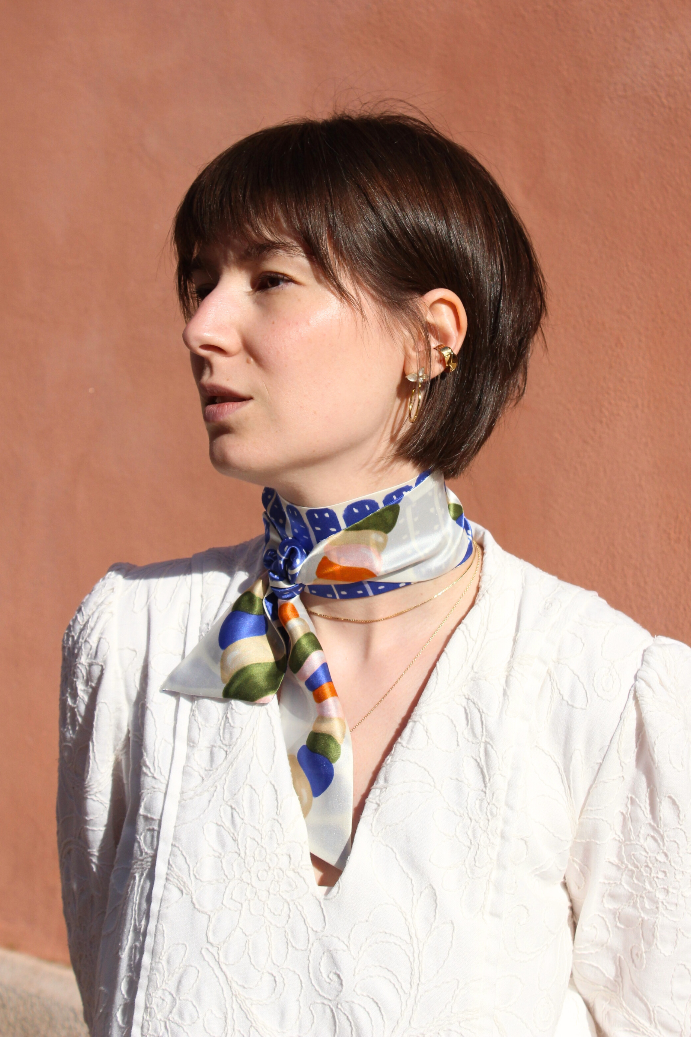 Seidenschal gewickelt blau Muster