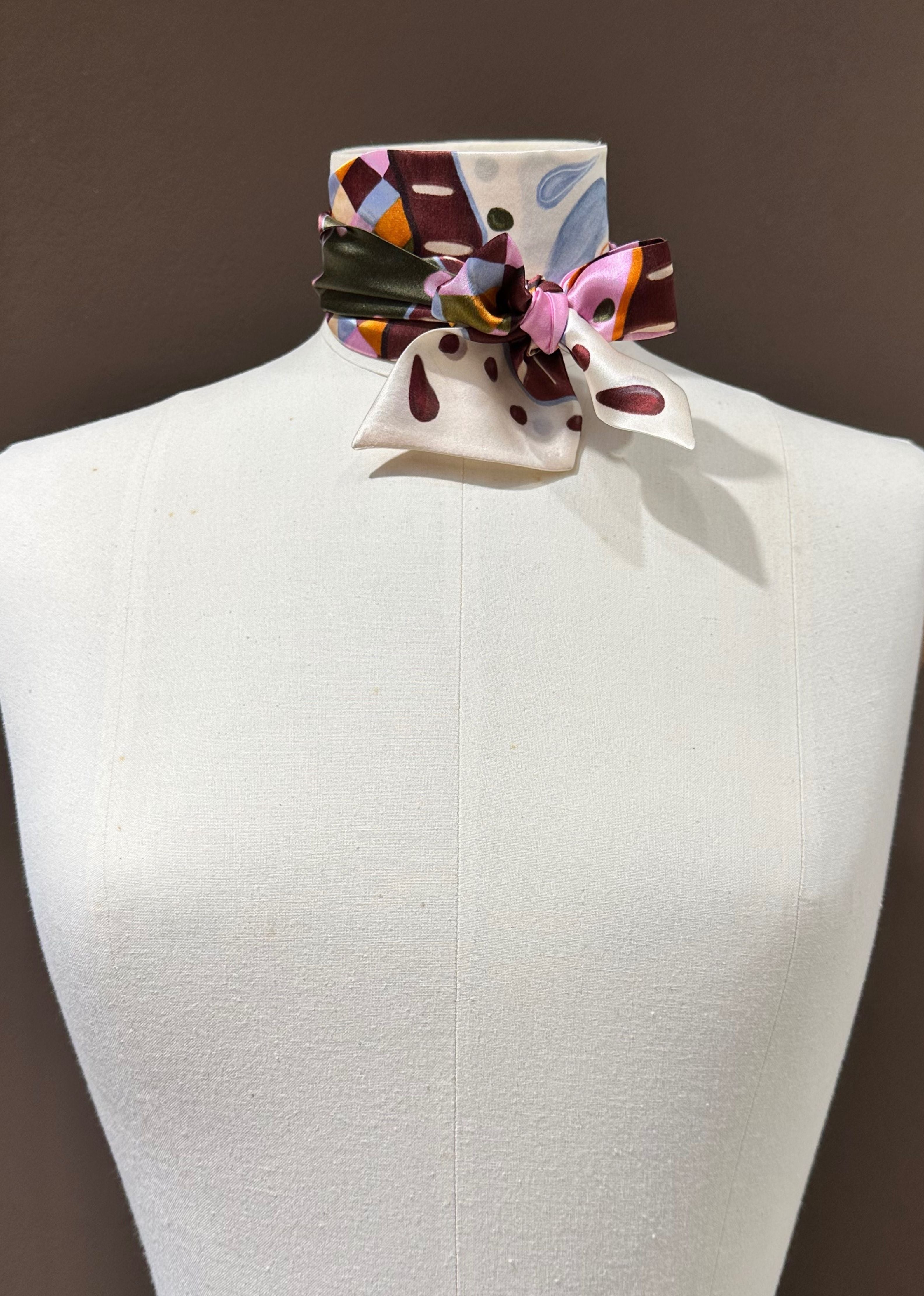 Seidenschal rosa bunt kariert Tragebild