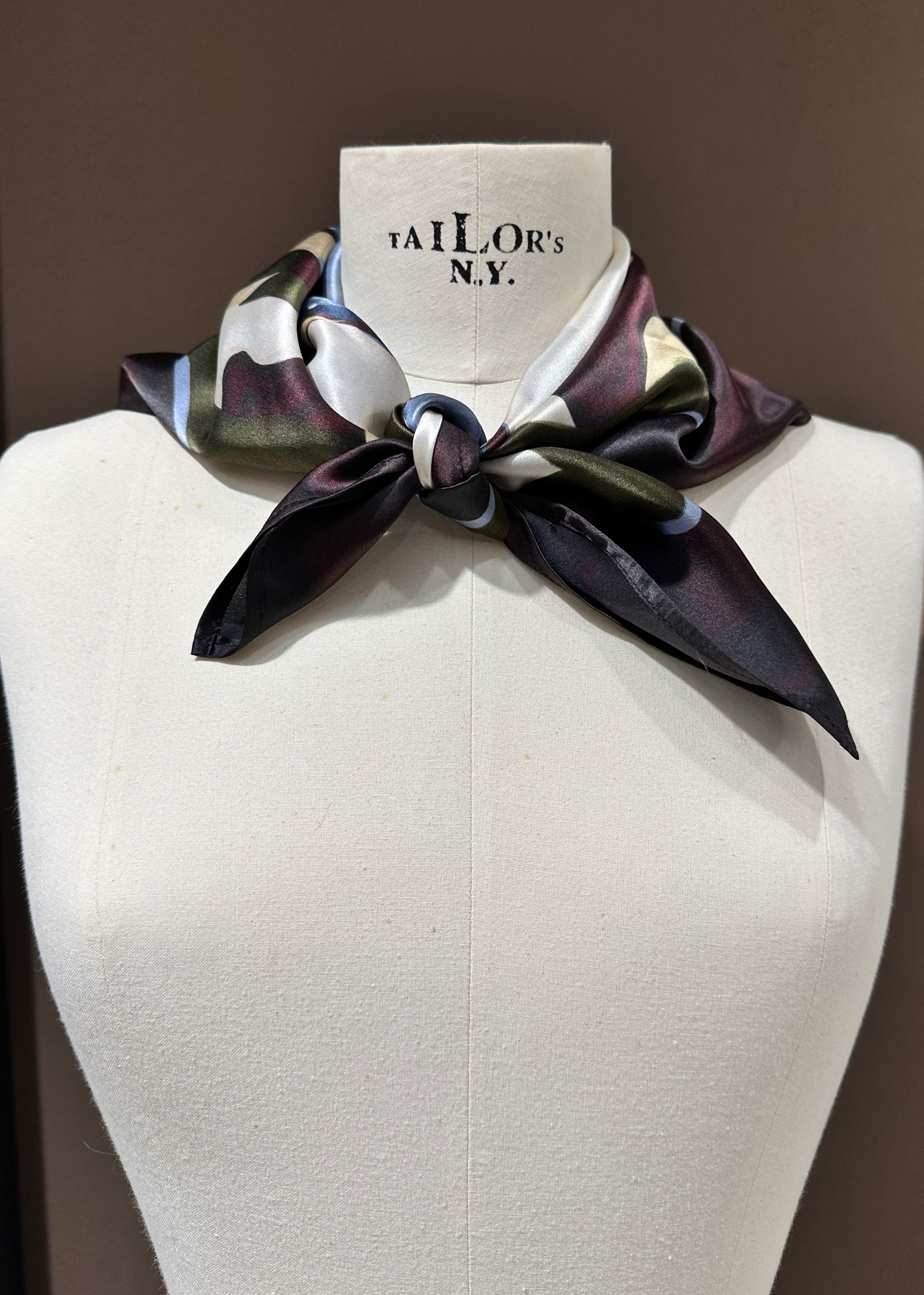 Seidentuch dunkelrot braun blau gemustert