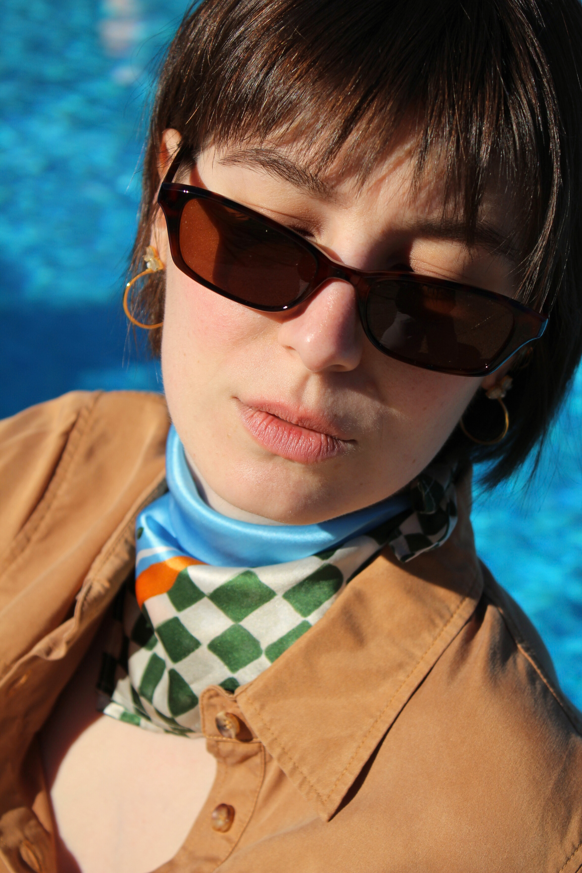 Seidentuch kariert blau Tragevariante