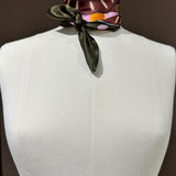 Seidentuch oliv gruen kariert Tragebild