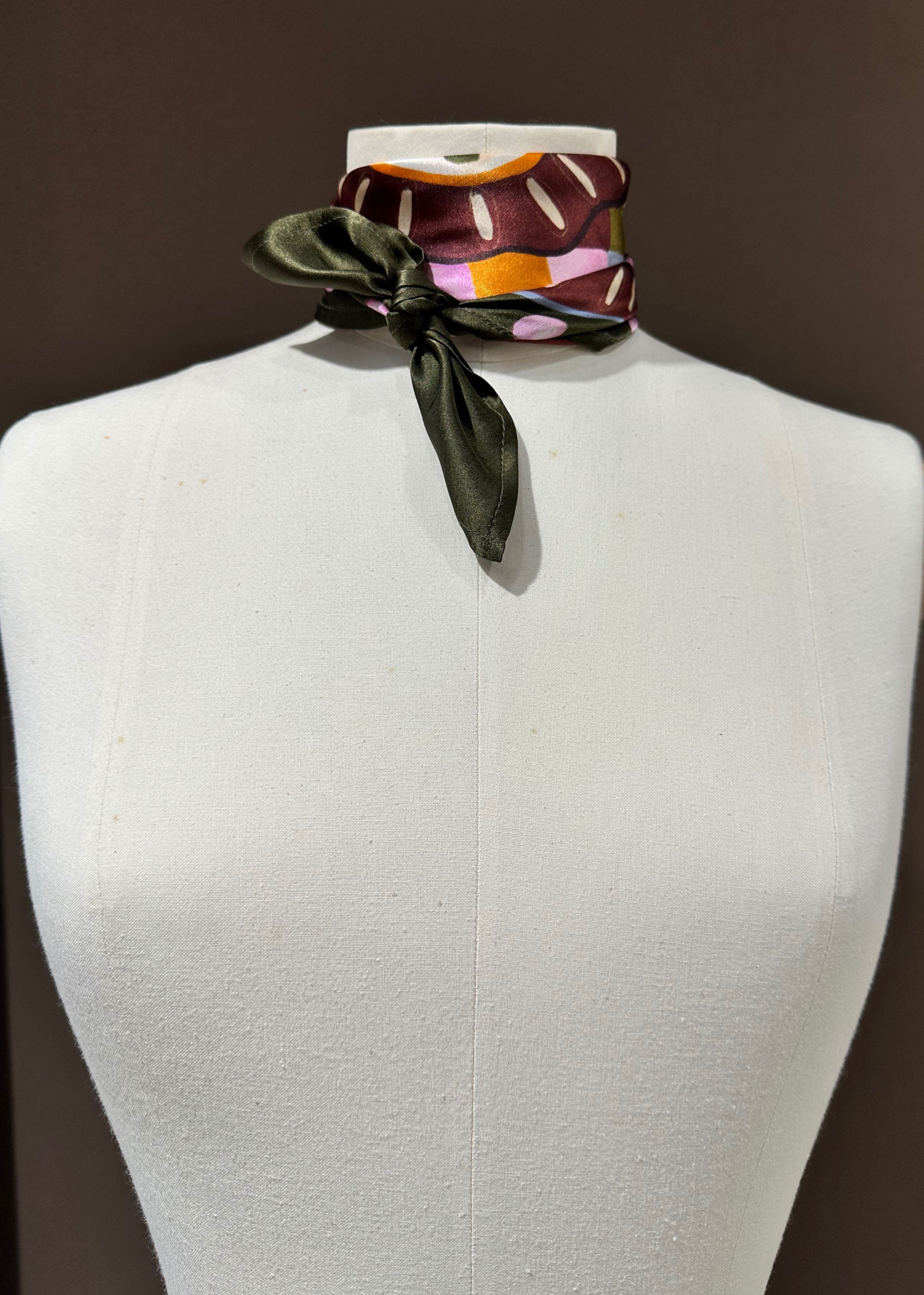 Seidentuch oliv gruen kariert Tragebild