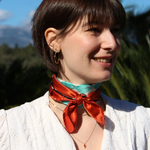 Seidentuch rot tuerkis geknotet