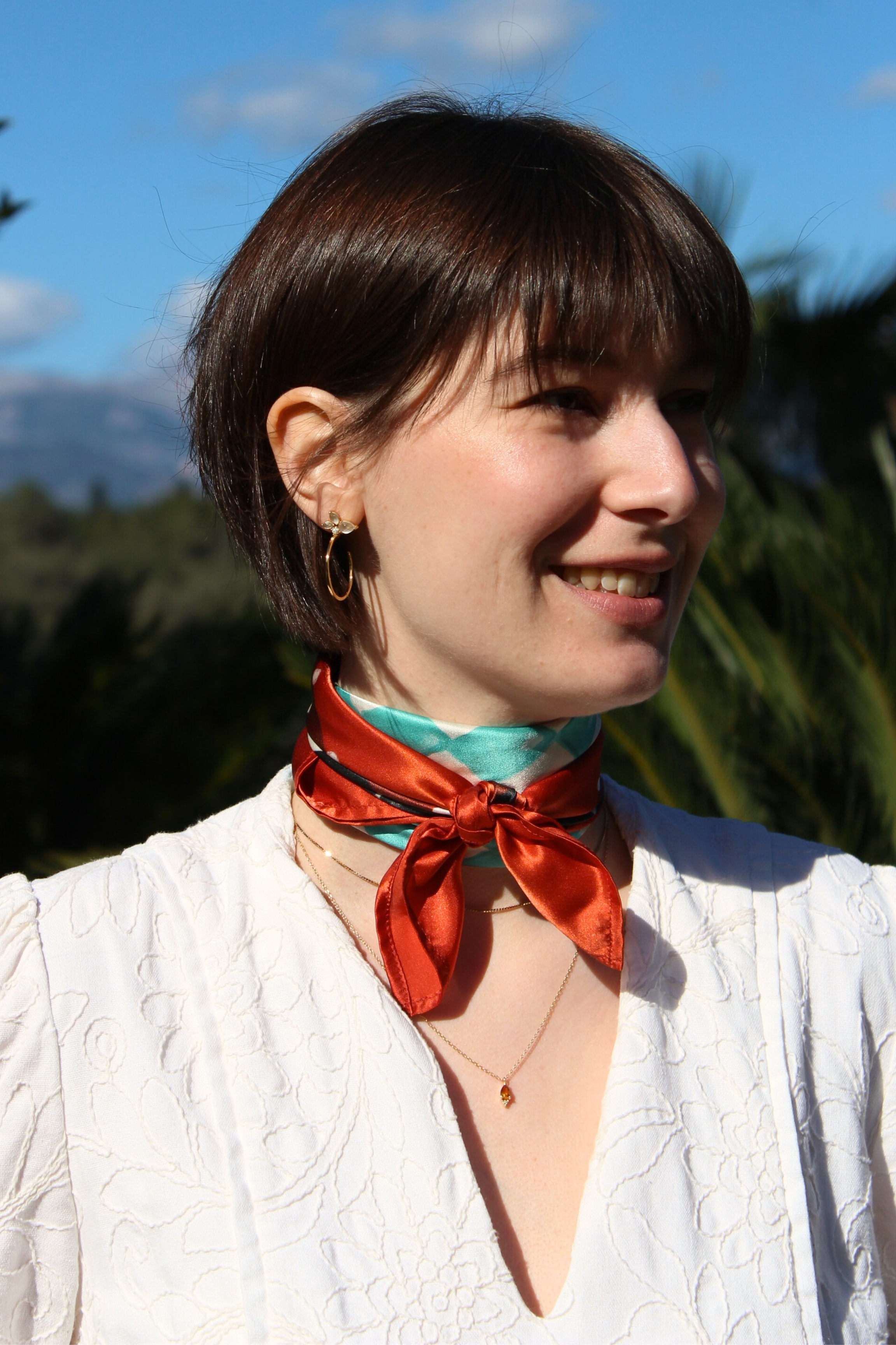 Seidentuch rot tuerkis geknotet