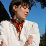 Seidentuch rot tuerkis tragevariante geknotet