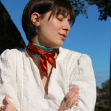 Seidentuch rot tuerkis tragevariante geknotet