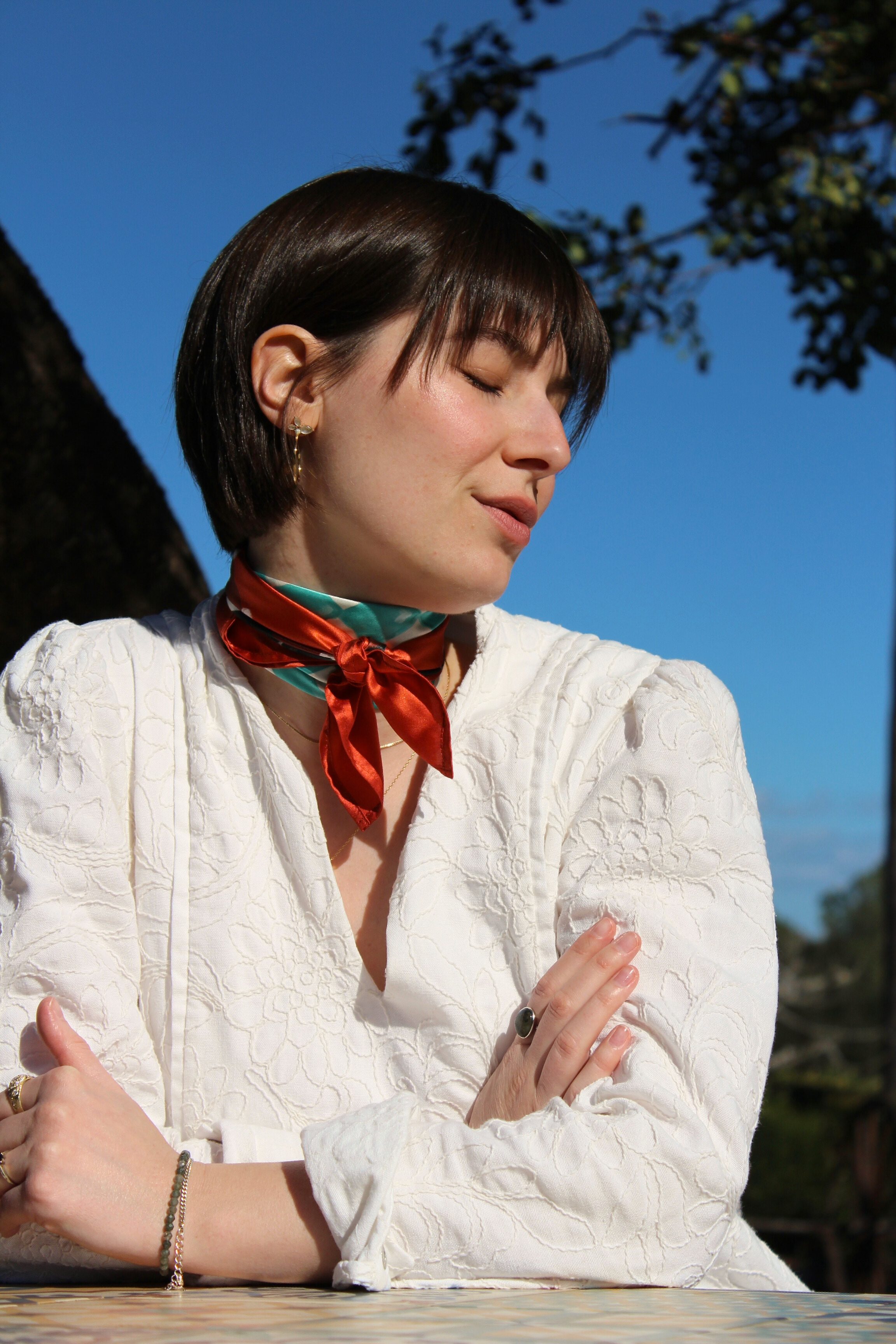 Seidentuch rot tuerkis tragevariante geknotet