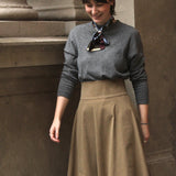 Schmaler Schal aus reiner Seide in weinrot blau grün creme mit weitem Taillenrock