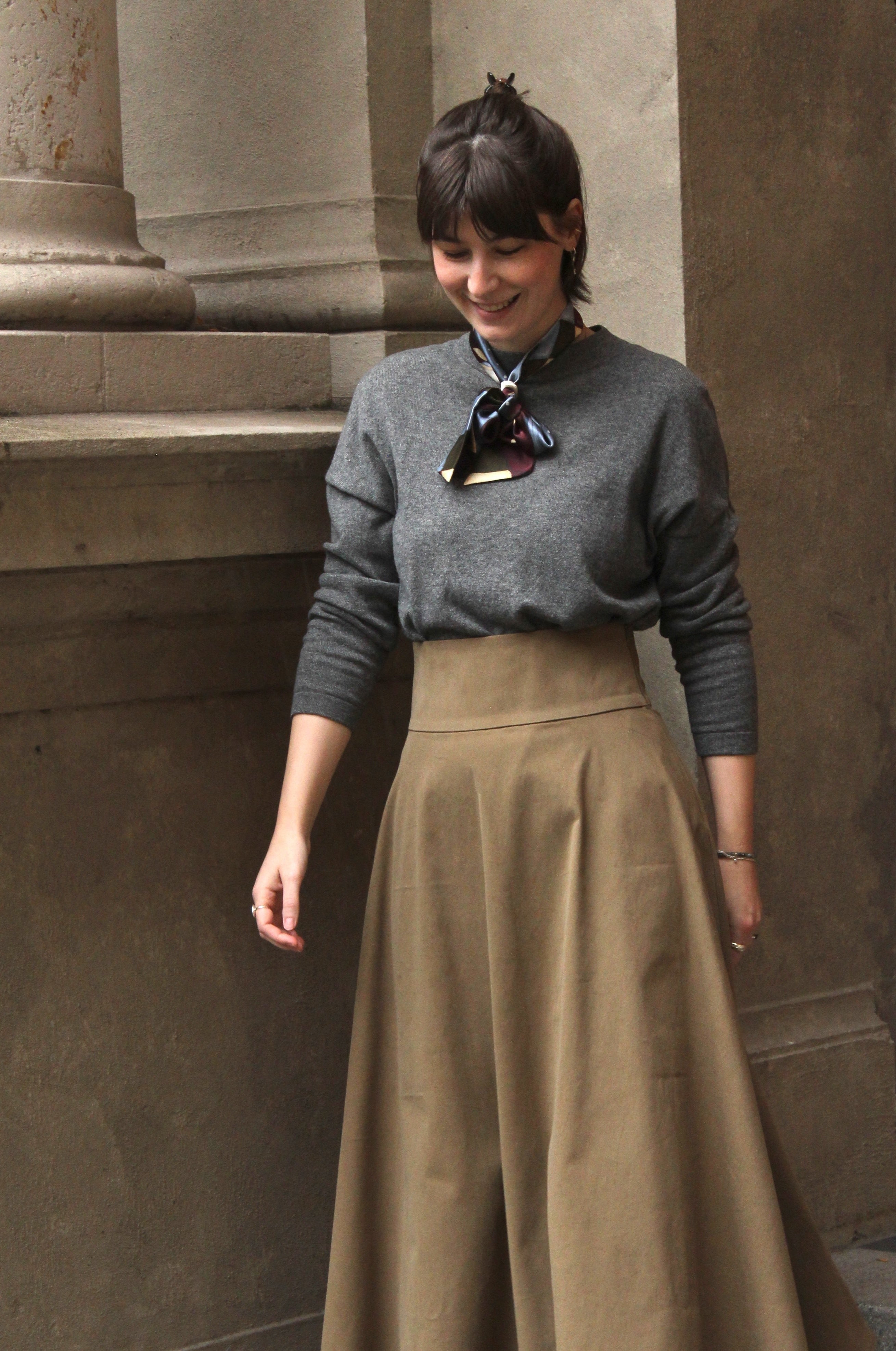 Schmaler Schal aus reiner Seide in weinrot blau grün creme mit weitem Taillenrock