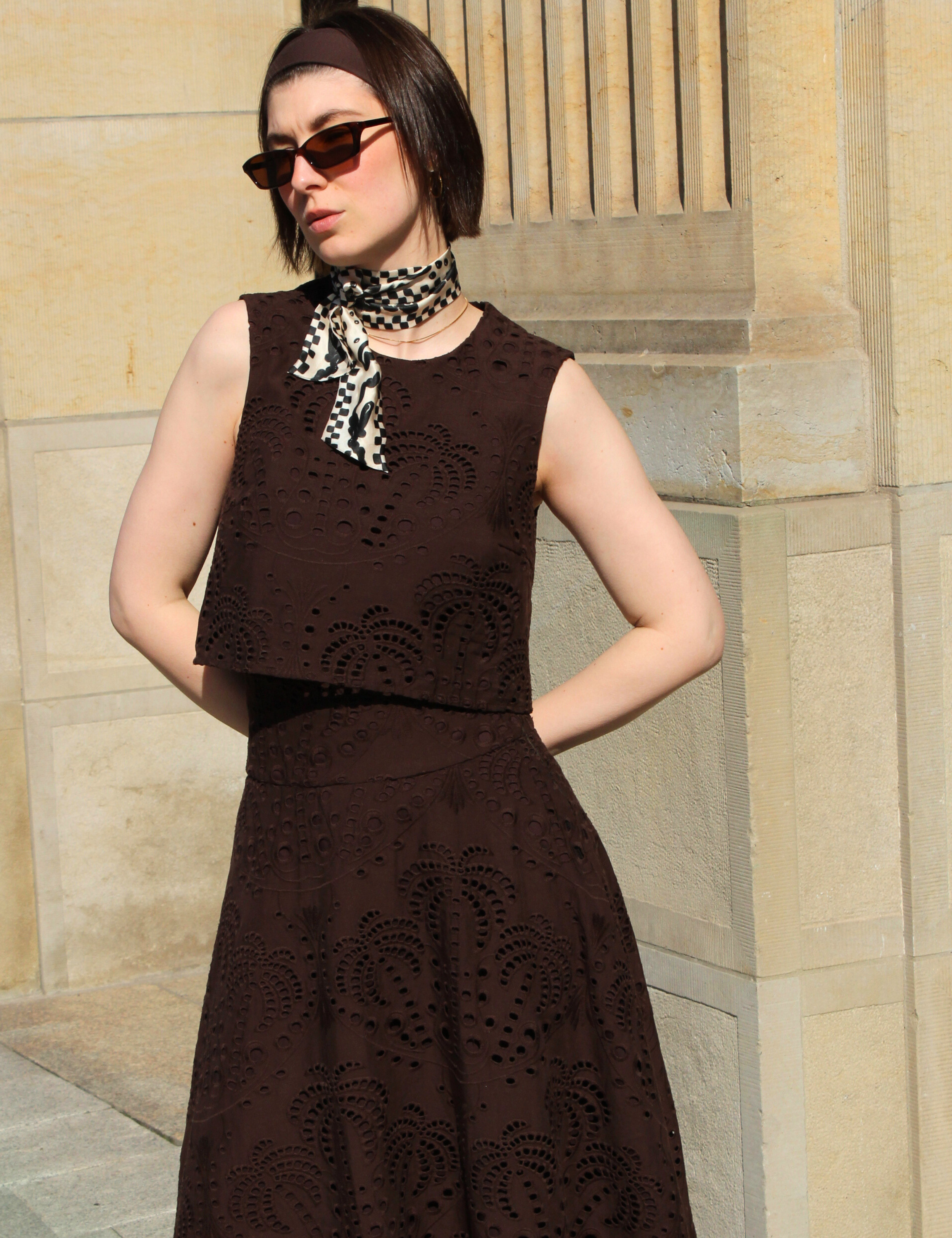 Braunes Top mit Lochstickerei