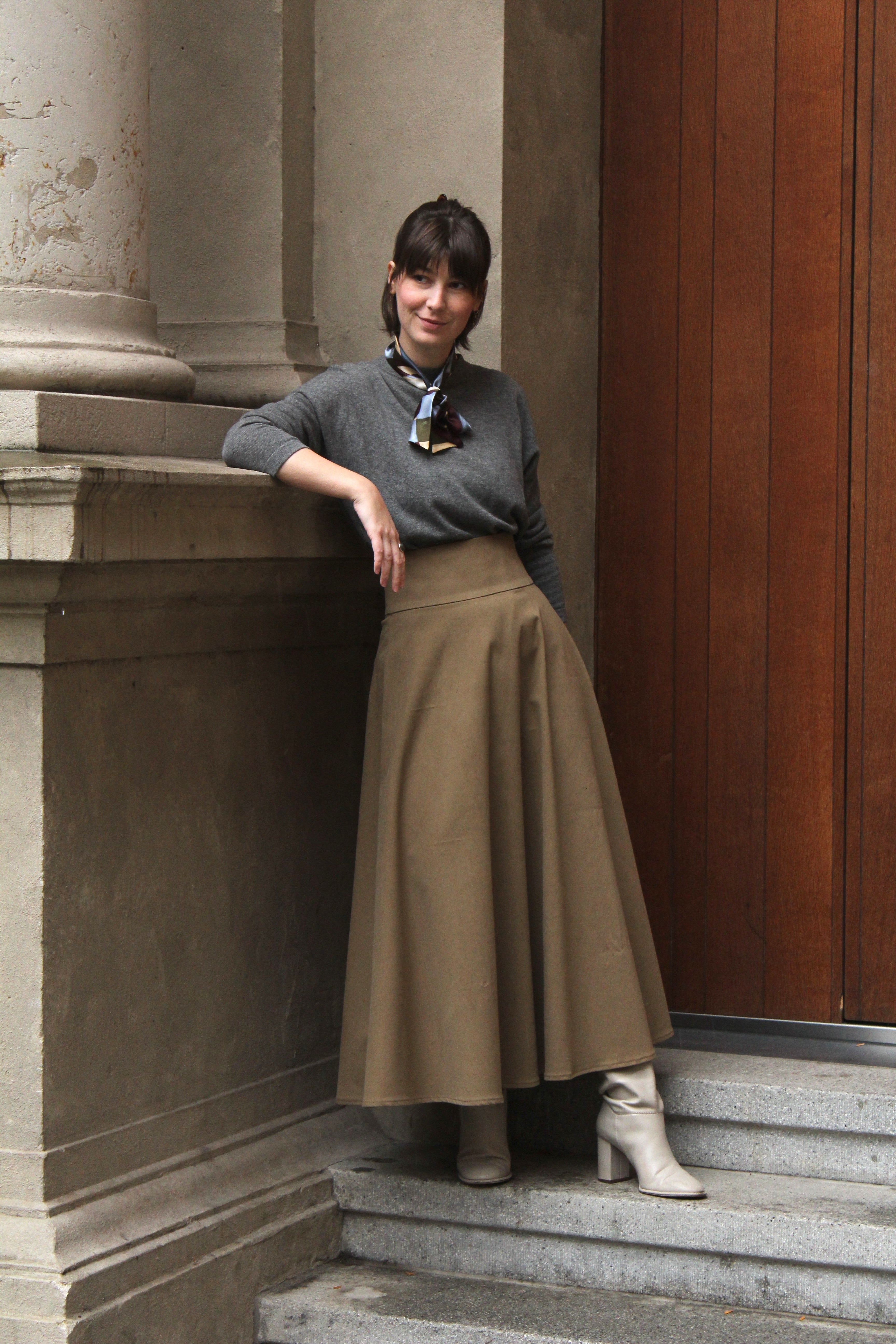 Weit ausgestellter Maxirock in oliv grün von Alina Klemm