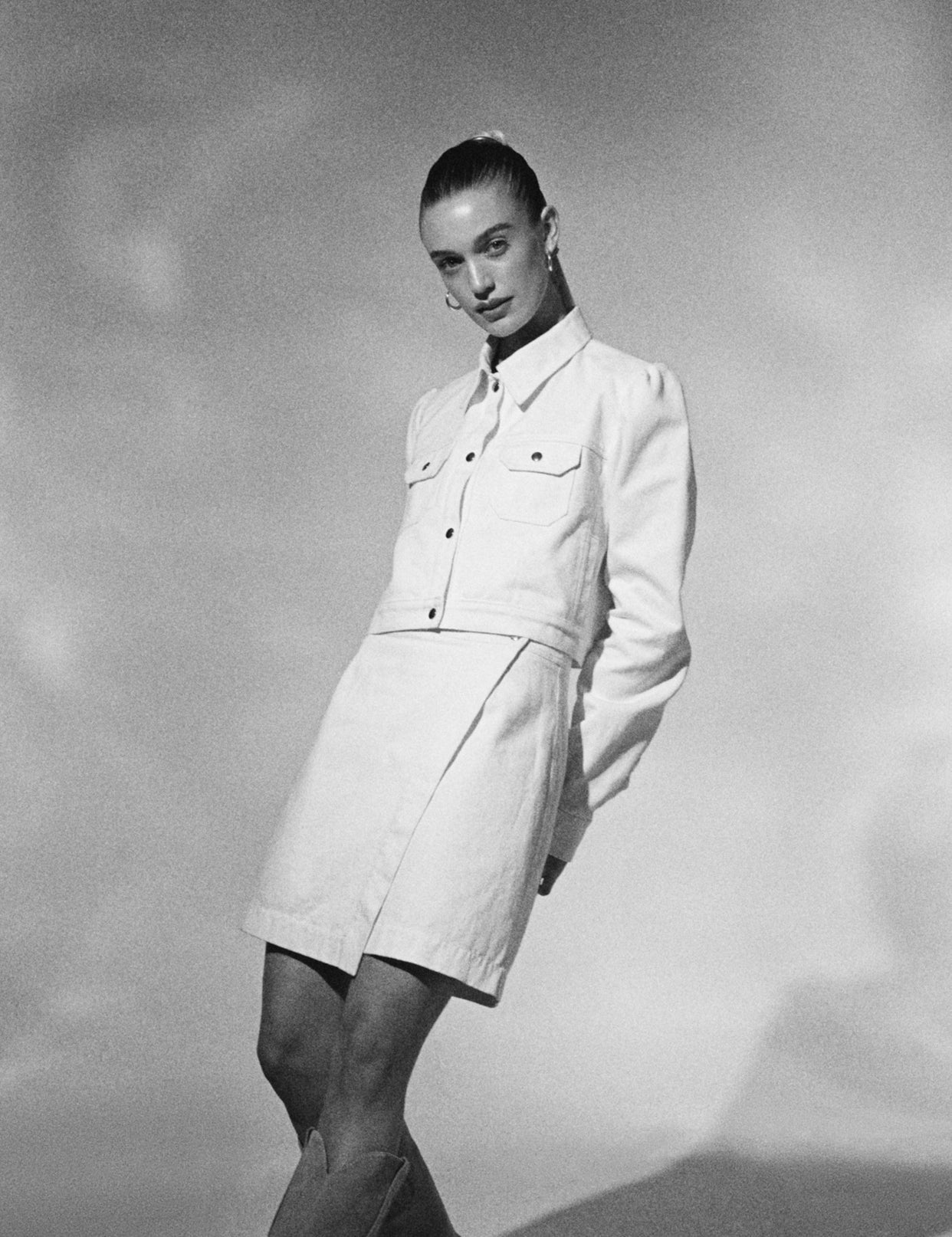Schwarz-weiß-Bild von der Jeansjacke mit Jeansrock